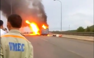 Xe khách đang chạy bất ngờ bốc cháy ngùn ngụt trên cầu Tuần