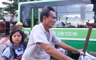 Dù chỉ còn một chân, cha vẫn luôn là chỗ dựa cho con