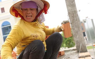 Nhọc nhằn đời nữ thợ xây