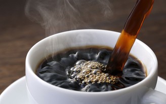Khoa học nói gì về việc nhiều quán cà phê thường mịt mù khói thuốc?