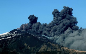 Núi lửa Etna phun trào khiến sân bay Ý tê liệt