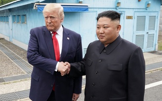 Cú bắt tay lịch sử giữa Tổng thống Trump và Chủ tịch Kim ở khu phi quân sự liên Triều