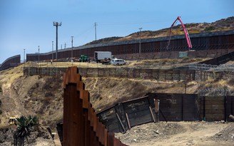 Mỹ quyết cắt ngân sách quân sự để xây tường biên giới