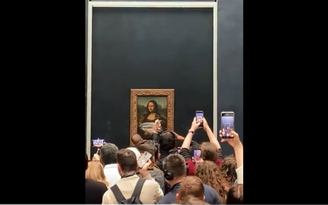 Bức ‘Nàng Mona Lisa’ bị người đàn ông cải trang thành bà cụ tấn công