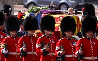CHÙM ẢNH: Linh cữu Nữ hoàng Elizabeth II được rước đến Cung điện Westminster
