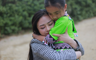 Ba em nhỏ mồ côi xuất hiện trong MV của ‘Sao mai’ Lương Hải Yến