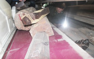Rượt đuổi xe khách biển số Lào chở lậu gần 600 kg gỗ trắc