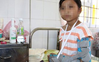 Bé gái 10 tuổi bị cha ruột đánh đập dã man: Khởi tố người cha tàn ác
