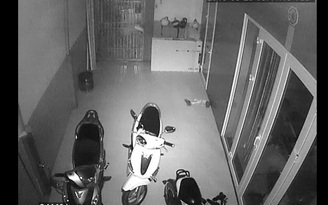 [VIDEO] Trộm ngang nhiên bẻ khóa nhà ở Sài Gòn lấy xe SH