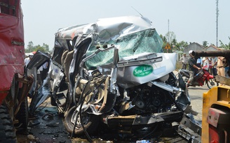Xe khách vượt ẩu, gây tai nạn liên hoàn, 4 người chết, 6 người bị thương