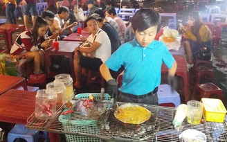 Xúc động bé trai 10 tuổi bán bánh tráng nướng giúp mẹ ở chợ Đà Lạt