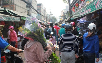 Cận Tết, người xe chật cứng ở chợ hoa lớn nhất Sài Gòn