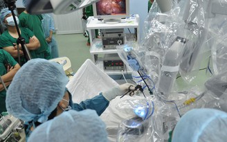 Bác sĩ Việt Nam: Làm chủ phẫu thuật bằng robot và nhiều kỹ thuật mới