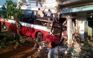 Va chạm với xe Phương Trang, xe Thành Bưởi lao vào nhà dân, 2 người tử vong