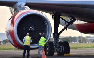 Máy bay AirAsia gặp sự cố vì chim