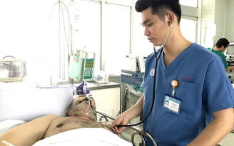 Bệnh viện từ bác sĩ đến y tá đều 'nhức đầu' với bệnh nhân ngoại quốc