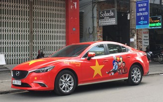 Người Đà Nẵng đổ xô đi dán decal xe cổ vũ U.23 Việt Nam