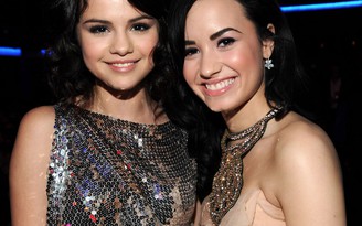 Selena Gomez bàng hoàng trước tin Demi Lovato sốc ma túy