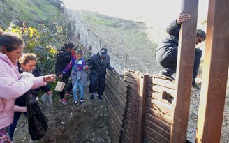 Tổng thống Trump quyết xây tường biên giới