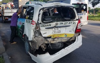 Tai nạn sáng 28.7 ở TP.HCM: Xe taxi biến dạng sau cú va chạm với xe container