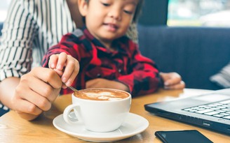 Vì sao không nên cho trẻ dưới 12 tuổi uống cà phê?