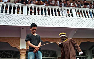 Quan hệ đồng tính sẽ bị phạt 100 roi ở Indonesia