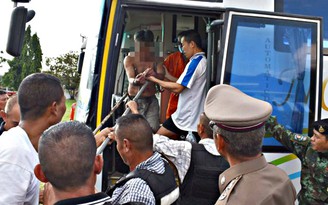 Cảnh sát Thái Lan mất 19 giờ bắt kẻ khống chế 15 con tin trên xe đò