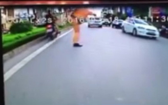 Tạm đình chỉ cảnh sát giao thông giơ chân chặn bắt xe vi phạm ngược chiều