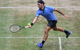Federer chật vật vào tứ kết giải Halle
