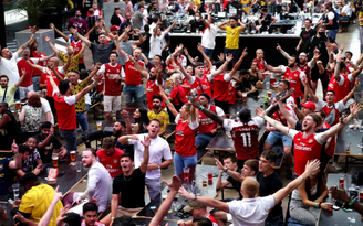 Cổ động viên Arsenal bất chấp Covid-19 ăn mừng vô địch FA Cup