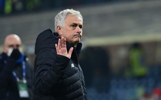 Mourinho bị Allegri vượt qua trên bảng xếp hạng Serie A sau lượt đi