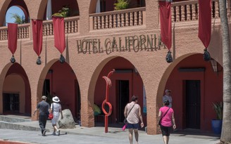 Vì sao ban nhạc Eagles muốn 'xử' Hotel California?