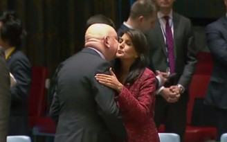 Bất ngờ đại sứ Mỹ-Nga vẫn vui vẻ ôm hôn trước màn đấu khẩu