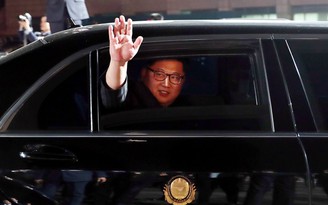 Lãnh đạo Kim Jong-un vẫy tay tạm biệt Hàn Quốc, đội cận vệ vẫn tận tụy chạy bộ theo xe