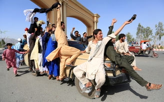 Quân đội, phiến quân Taliban thân ái 'selfie' mừng ngừng bắn