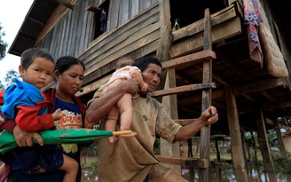 Vỡ đập nước ở Lào: Xúc động giải cứu em bé khỏi cơn lũ