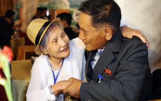 Nước mắt hạnh phúc trong ngày đoàn tụ gia đình tại Triều Tiên