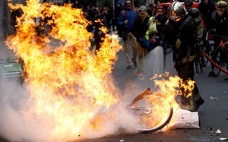 Khói lửa, bạo lực khắp nơi trong 'Hồi 4' biểu tình tại Paris