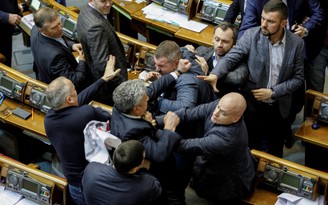 Nghị sĩ Ukraine đấm vào mặt đồng nghiệp ngay trên nghị trường