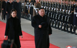 Chuyên xa chở nhà lãnh đạo Kim Jong-un tiền hô hậu ủng rời Điếu Ngư Đài