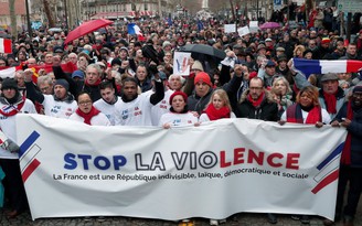 Hàng ngàn người biểu tình tại Paris phản đối 'Áo phản quang vàng'