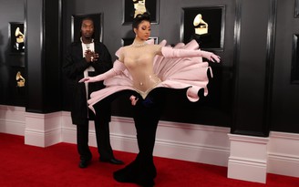 Thời trang táo bạo trên thảm đỏ Grammy