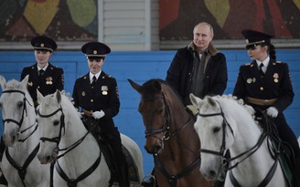 Tổng thống Putin cưỡi ngựa với các nữ cảnh sát mừng 8.3