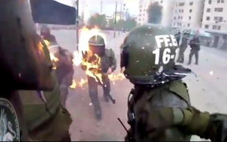 Cảnh sát Chilê bỏng nặng vì bom xăng trong bạo động giữa thủ đô
