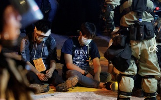 Cảnh sát Hồng Kông siết chặt vòng vây quanh Đại học Bách khoa