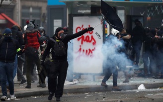 Bạo lực cảnh sát, hơi cay giữa Paris vì biểu tình