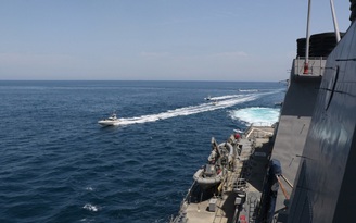 Thuyền cao tốc Iran áp sát 'nguy hiểm' chiến hạm Mỹ trên vịnh Ba Tư