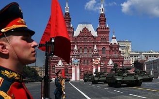 Ông Putin dự lễ duyệt binh mừng chiến thắng trước cuộc bỏ phiếu lịch sử