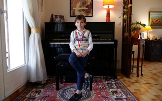 Sửng sốt thần đồng piano 6 tuổi của Pháp