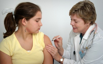 Tiêm vắc xin ngừa Covid-19: phụ nữ e dè hơn nam giới?